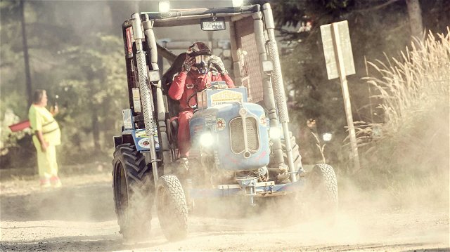 Oldtimer Traktor beim Rennen in Reingers