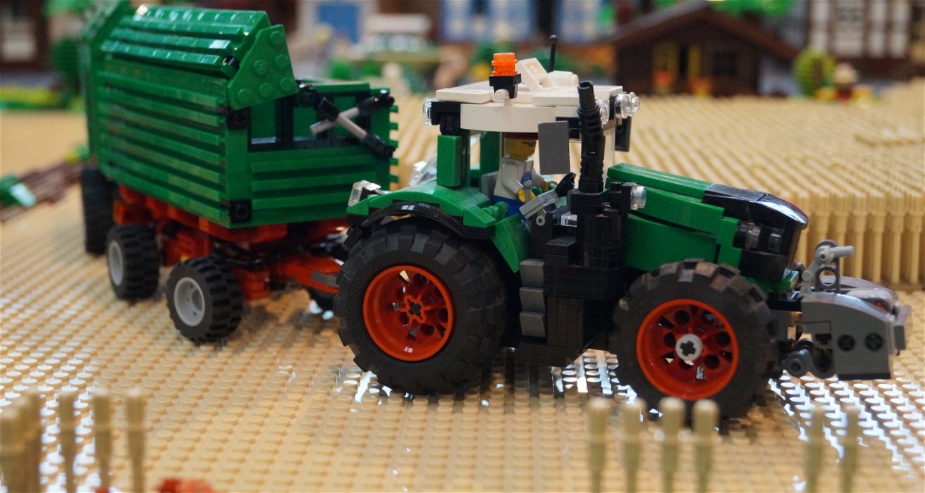Fendt 1000 Vario aus Lego in einer Legolandschaft