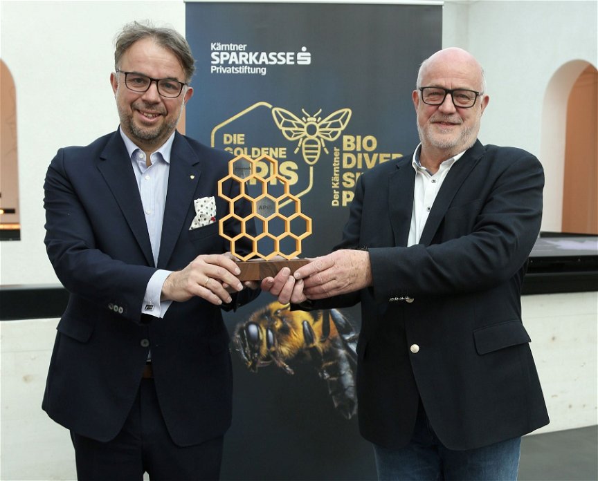 Siegfried Huber und Hans Schönegger präsentieren den Biodiversitätspreis "Die goldene Apis"