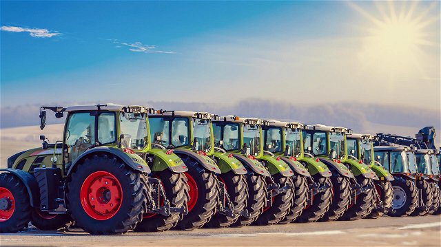Eine Reihe fabriksneuer Traktoren wartet auf die Auslieferung