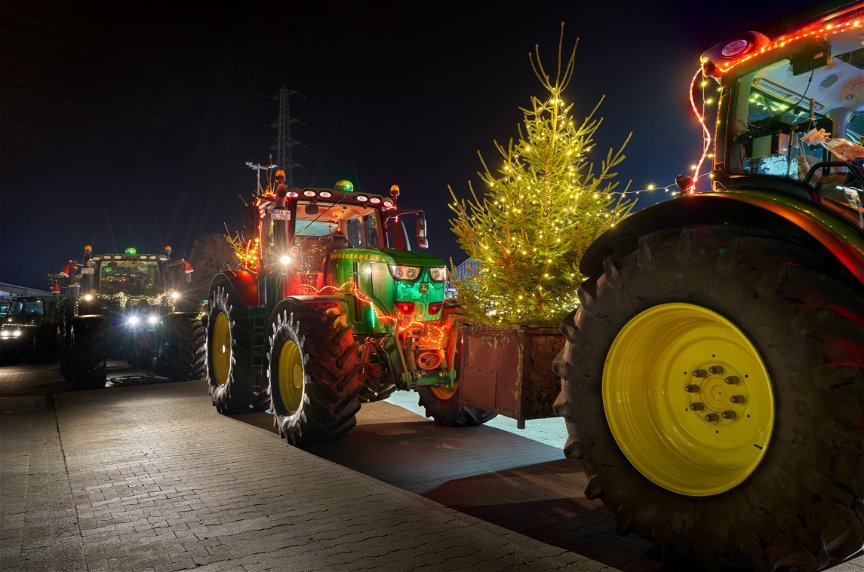 DIY Weihnachtsdekoration am Land Traktor John Deere geschmückt