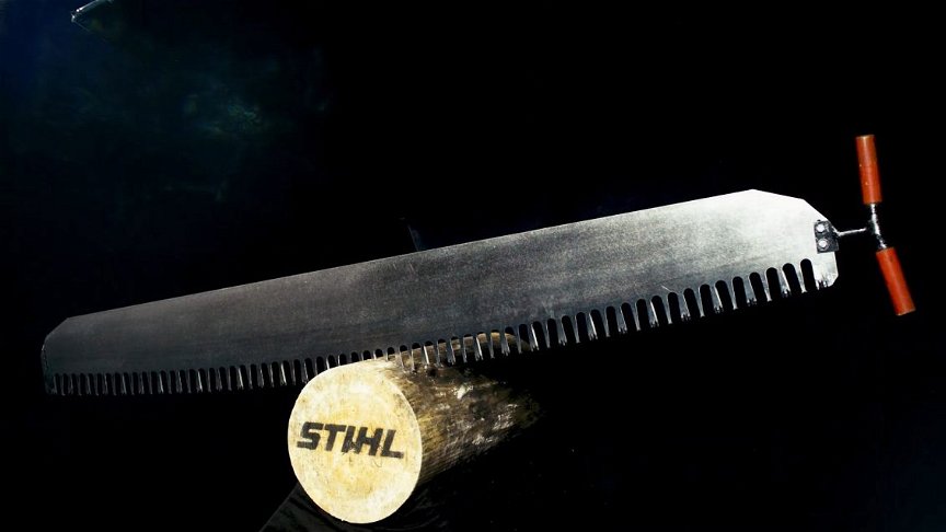 Eine STIHL Timbersports Handsäge mit bis zu 10 Zentimeter langen Zähnen.