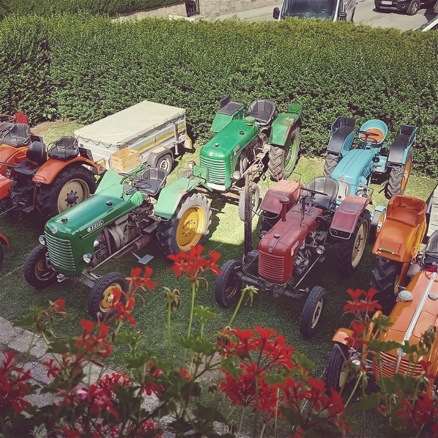 Viele bunte Oldtimer Traktoren von oben fotografiert