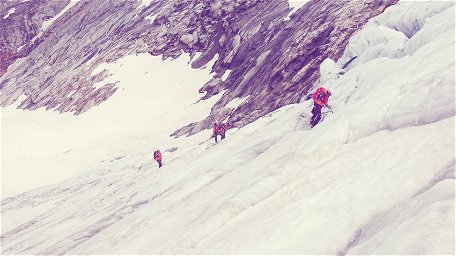 Bergretter beim Aufstieg am Berg im Eis